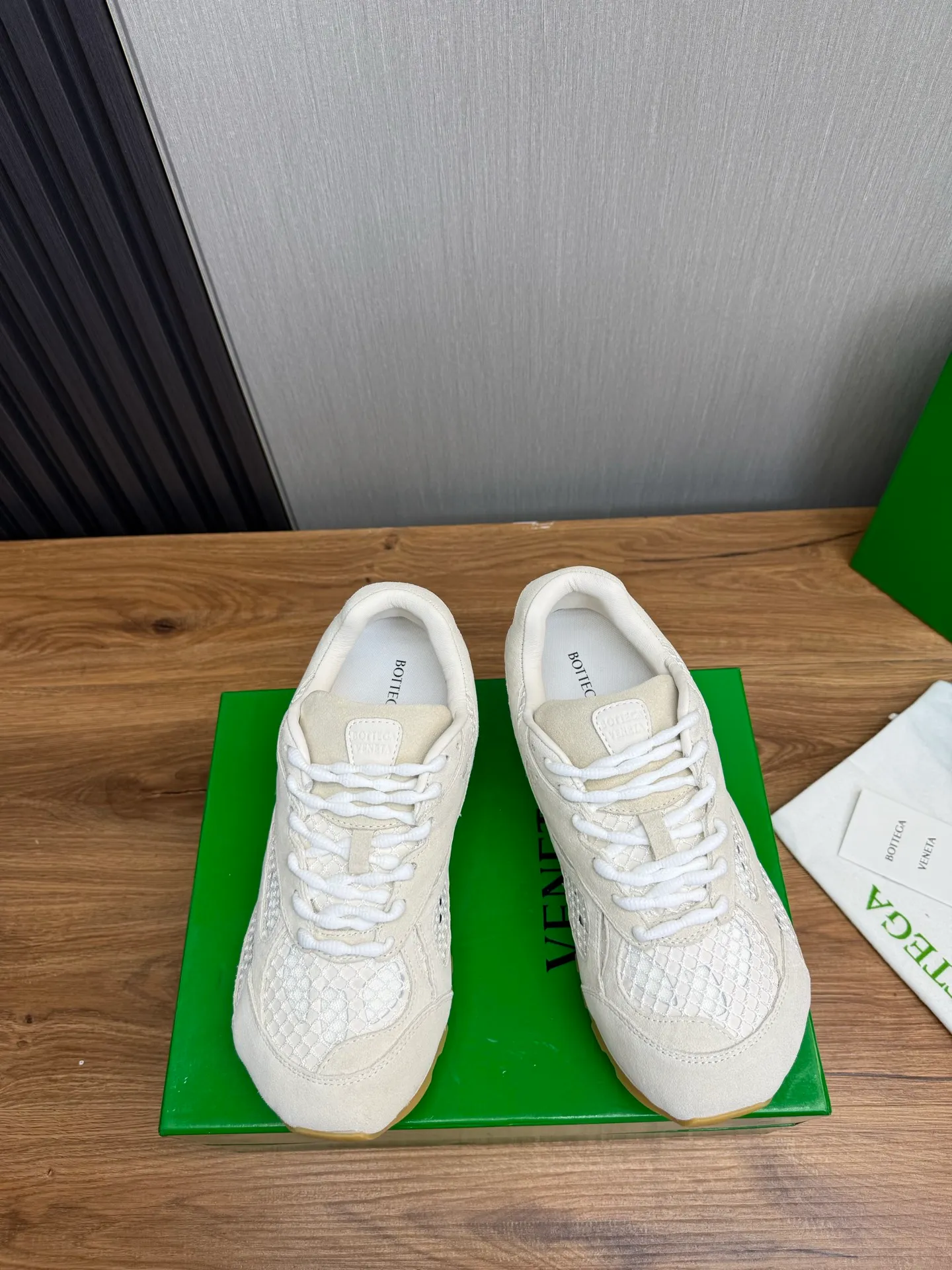 Men's men's shoes 💰660💰Pili BV top version 𝘽𝙊𝙏𝙏𝙀𝙂𝘼 𝙑𝙀𝙉𝙀𝙏𝘼 Orbit sneakers Wang Yibo same style couple style dad shoes 🩷💚 Runner sneakers, made of lightweight technical mesh fabric. Features a geometric patterned rubber outsole. Pay attention to the package craftsmanship ❕ High version shipping ❗️ Very nice, durable to play with and durable to make ✔️ Standard version 💯💯 The outsole is made of color-blocked TPU outsole. Women’s model 35-41 (40 41 customized) Men’s model 39-46 (45.46 customized) Equipped with original packaging